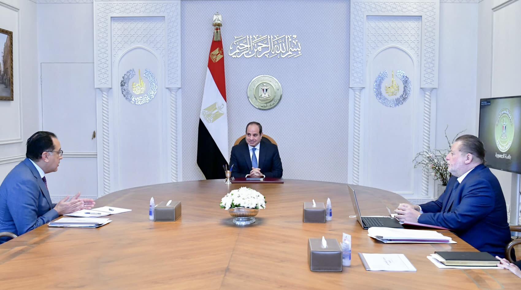 اجتماع الرئيس السيسي مع رئيس الوزراء ومحافظ البنك المركزي