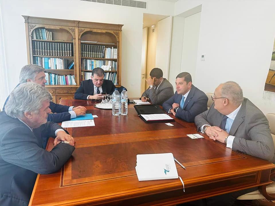 المستشار محمد عبد الوهاب رئيس هيئة الاستثمار مع مسؤولين برتغاليين