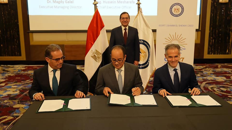 طارق الملا وزير البترول يوقع اتفاقات مع شركات عالمية