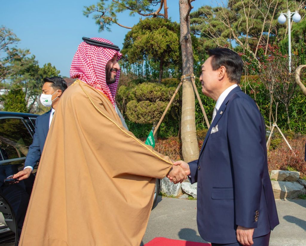 من اليسارـ ولي العهد السعودي محمد بن سلمان ورئيس كوريا الجنوبية يون سوك يول