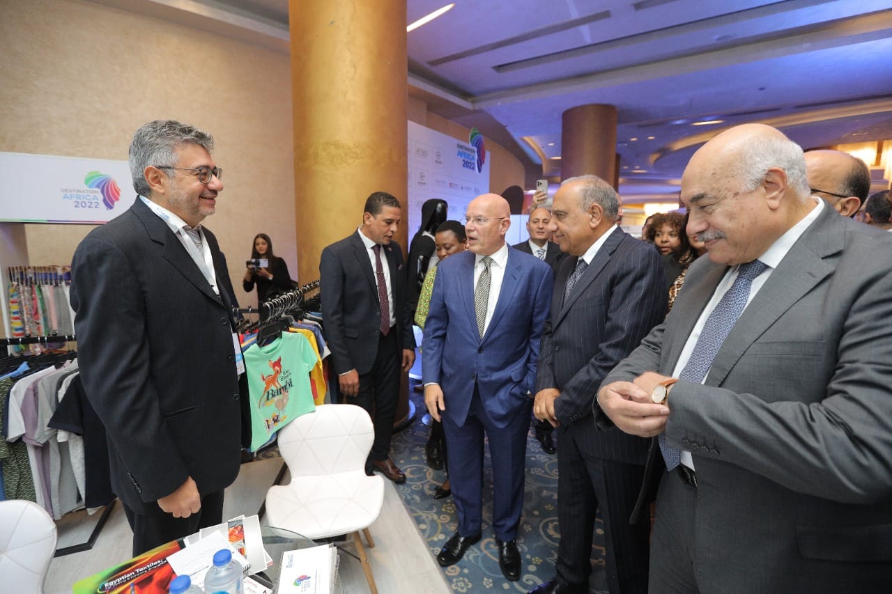 وزير قطاع الأعمال محمود عصمت يفتتح معرض القطاعات النسجية