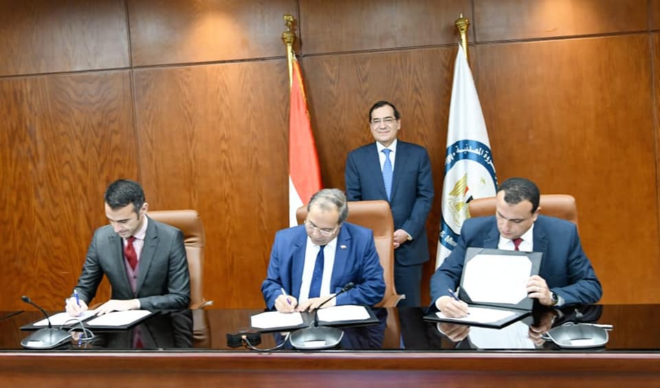 وزير البترول طارق الملا يشهد توقيع اتفاقيتين للتنمية المجتمعية