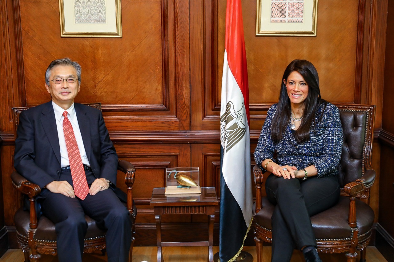 وزيرة التعاون الدولي رانيا المشاط مع أوكا هيروشي، سفير اليابان بمصر