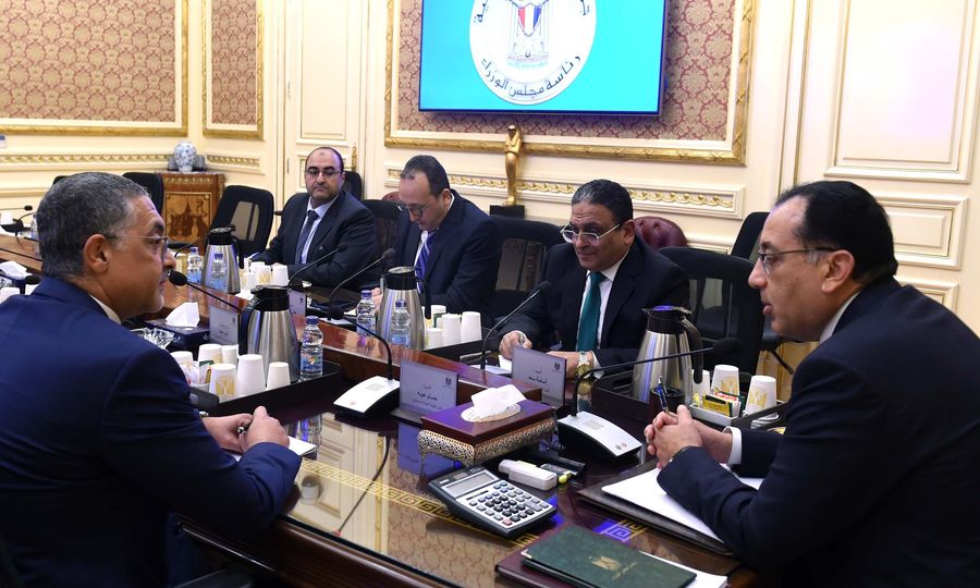 رئيس الوزراء مصطفى مدبولي مع حسام هيبة الرئيس التنفيذي للهيئة العامة للاستثمار