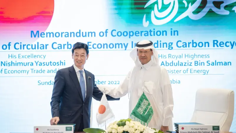 وزير الطاقة السعودي عبد العزيز بن سلمان مع وزير الاقتصاد والتجارة والصناعة الياباني نيشيمورا ياسوتوشي
