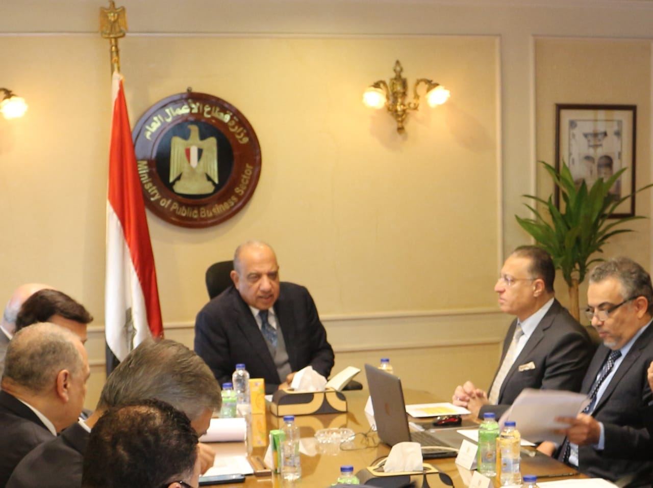 وزير قطاع الأعمال محمود عصمت مع الرؤساء التنفيذيين للشركات القابضة التابعة للوزارة