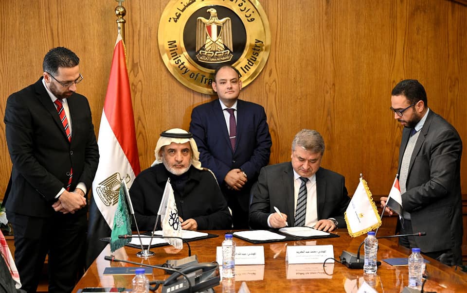 وزير الصناعة والتجارة أحمد سمير يشهد توقيع اتفاق مع مؤسسة العبيكان السعودية