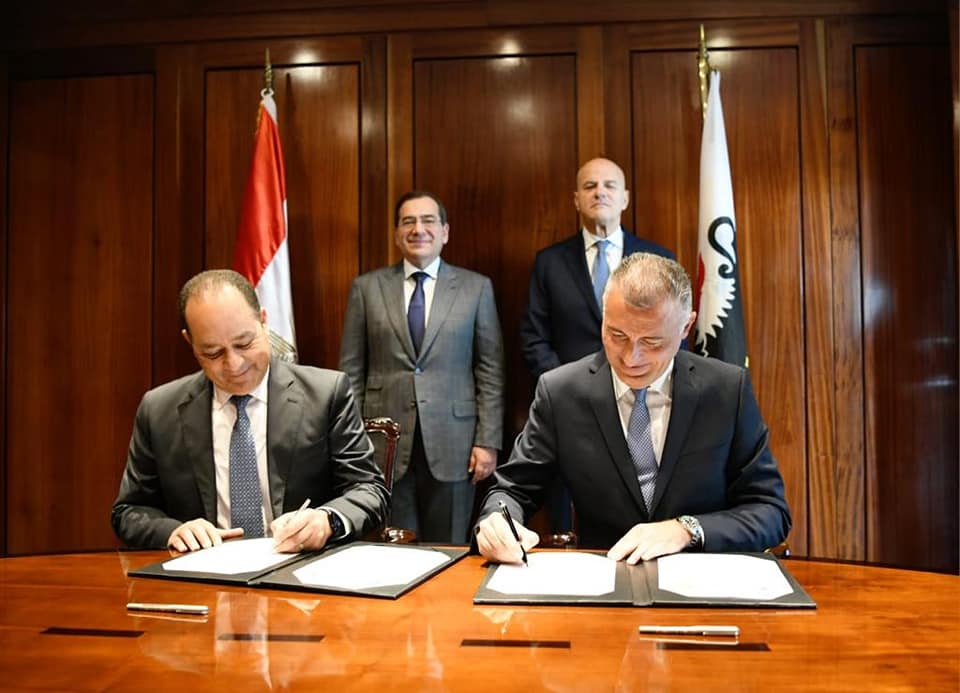 وزير البترول طارق الملا يشهد توقيع اتفاق بين ايجاس وإيني الإيطالية