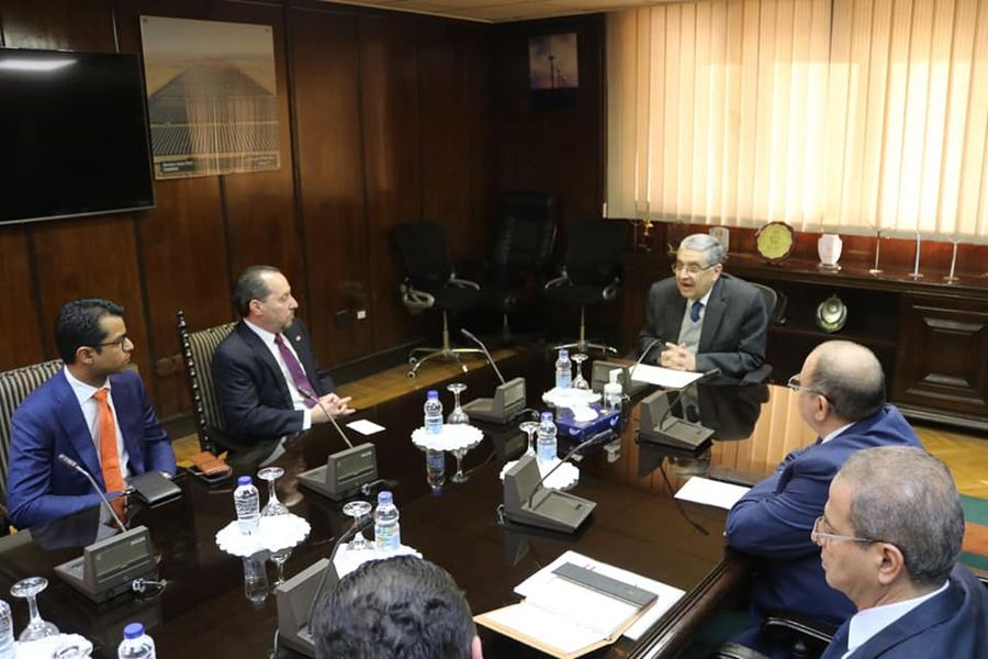 وزير الكهرباء محمد شاكر خلال لقاءه القائم بأعمال السفير الأميركي بالقاهرة