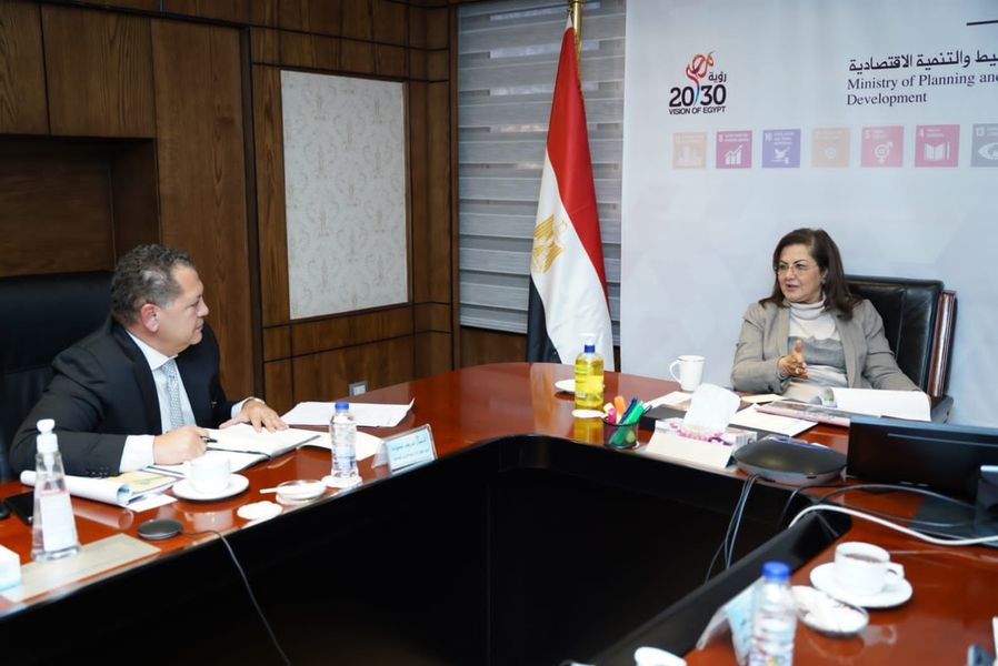 وزيرة التخطيط هالة السعيد مع مجدي غازي المدير التنفيذي لمدينة طربول