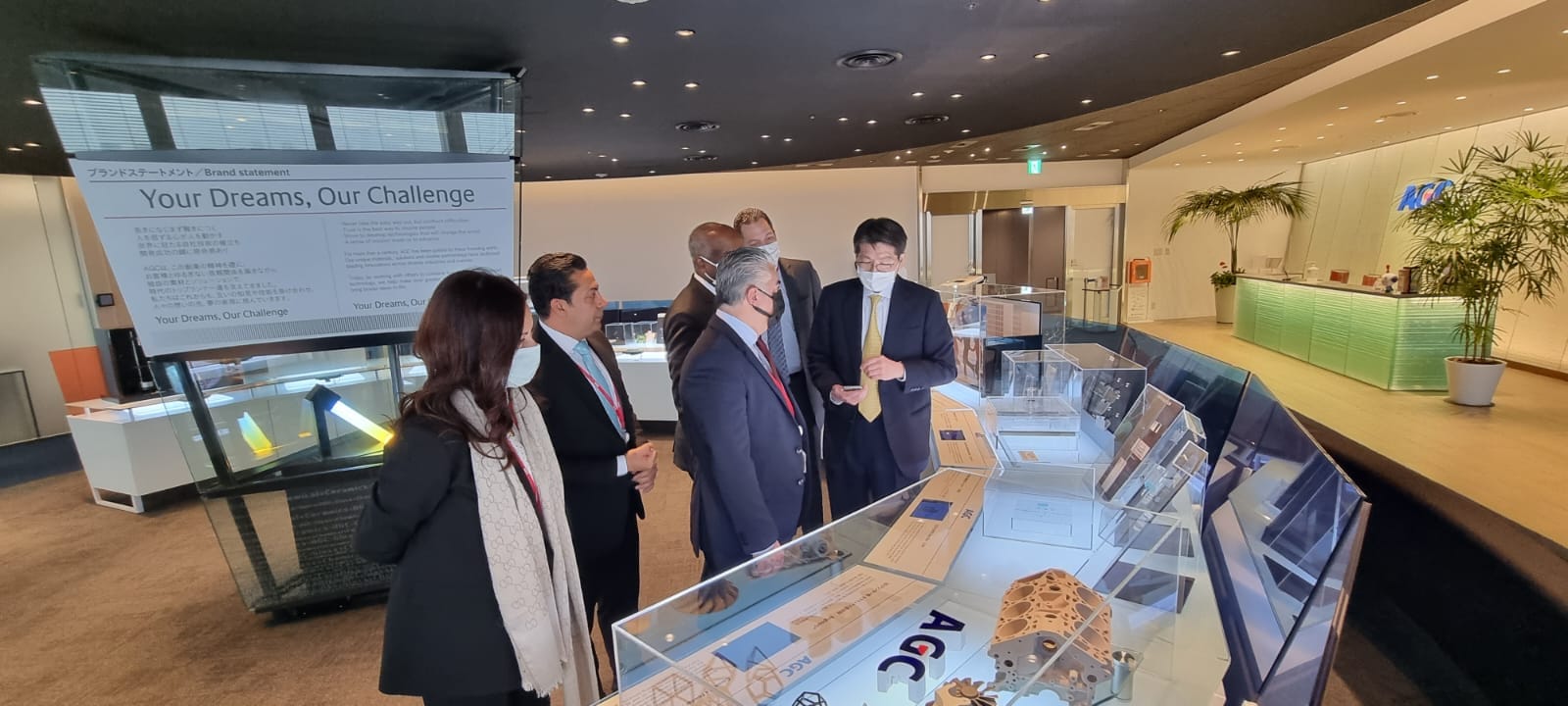 رئيس اقتصادية قناة السويس وليد جمال الدين مع مستثمرين يابانيين