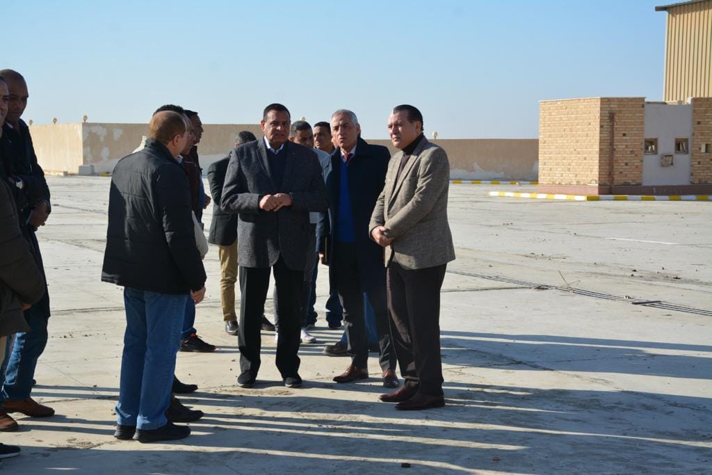 هشام آمنة وزير التنمية المحلية يتفقد مصنع تدوير المخلفات بالمنيا