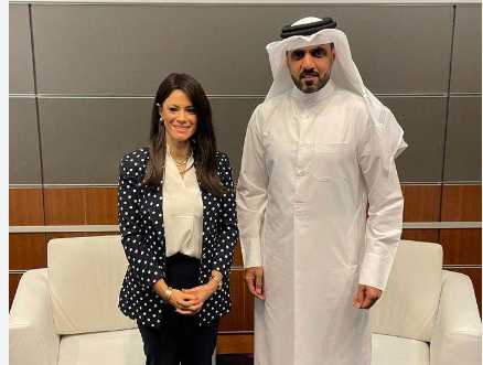 رانيا المشاط، وزيرة التعاون الدولي، خليفة بن جاسم الكواري المدير العام لصندوق قطر للتنمية