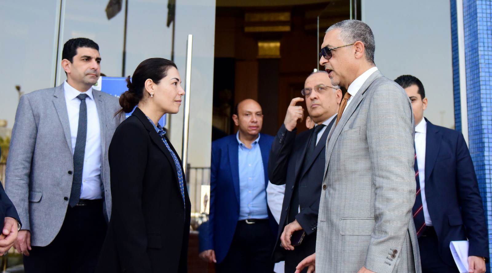 حسام هيبة رئيس هيئة الاستثمار مع ياسمين فريد رئيس مجموعة النساجون الشرقيون