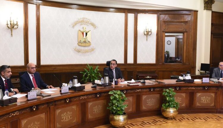 رئيس الوزراء مصطفى مدبولي مع مسؤولي جنرال موتورز