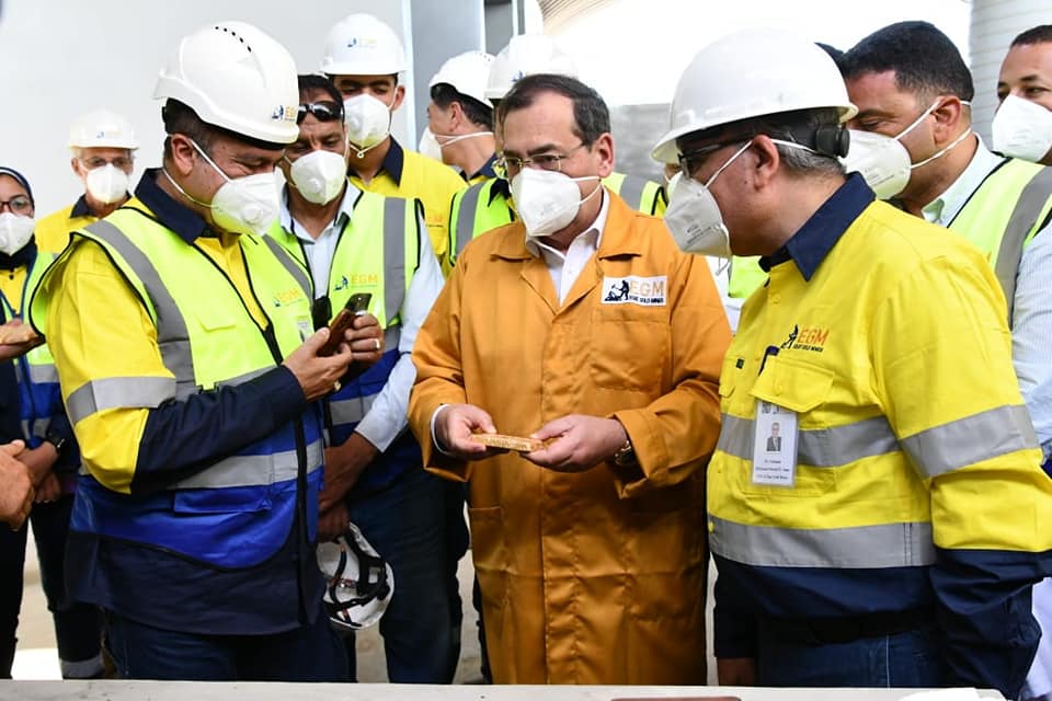 وزير البترول طارق الملا في موقع إيقات لإنتاج الذهب