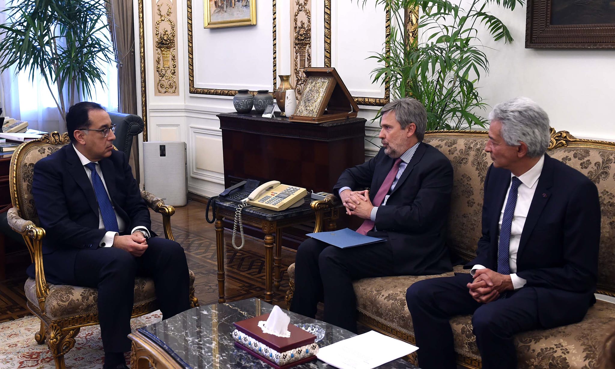 مصطفى مدبولي رئيس الوزراء مع سفير إيطاليا يكيلى كوارونى