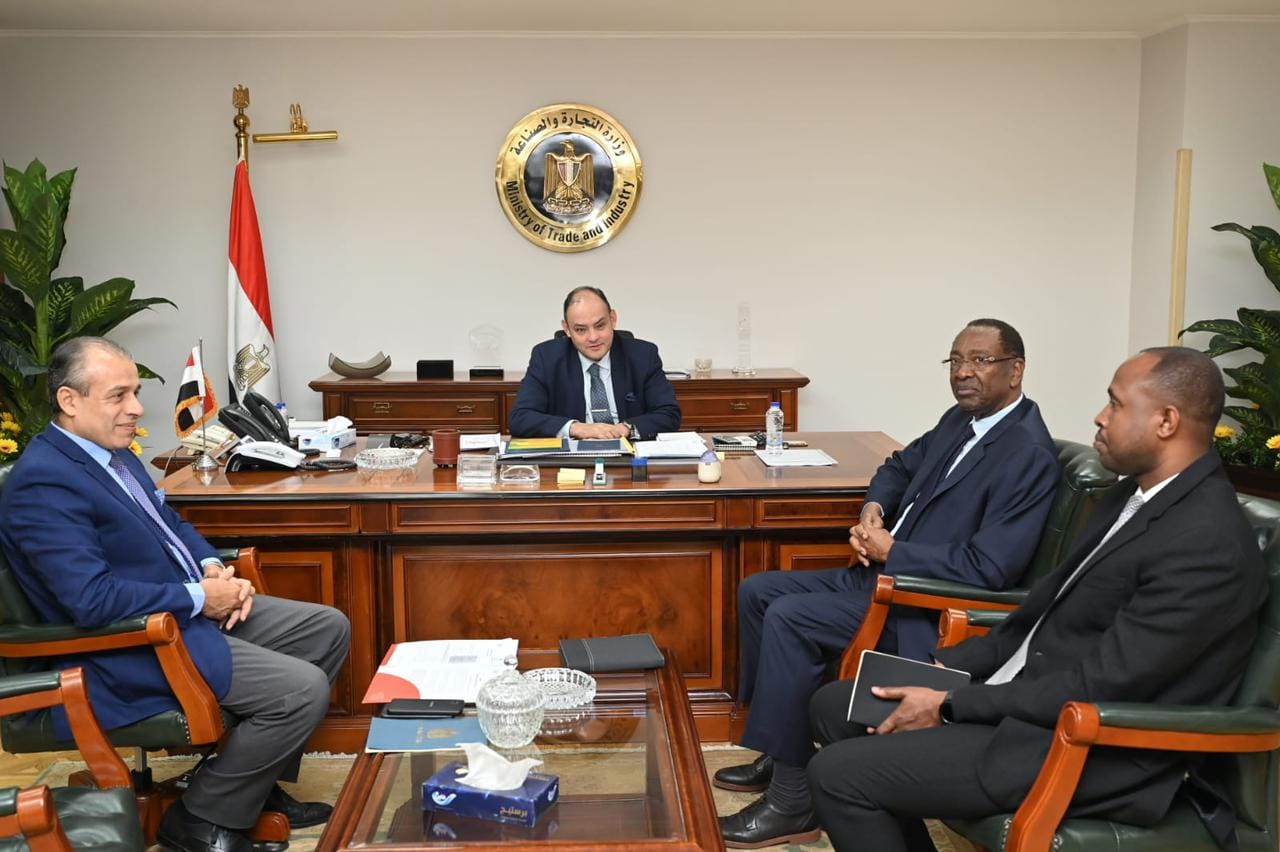 وزير الصناعة أحمد سمير مع ألفريد كاليسا، سفير رواندا بالقاهرة