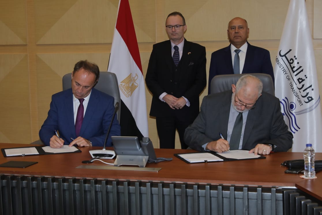 وزير النقل كامل الوزير يشهد توقيع هيئة سكك حديد مصر عقد تحديث وإعادة تأهيل 280 جرار مع شركة سكودا التشيكية