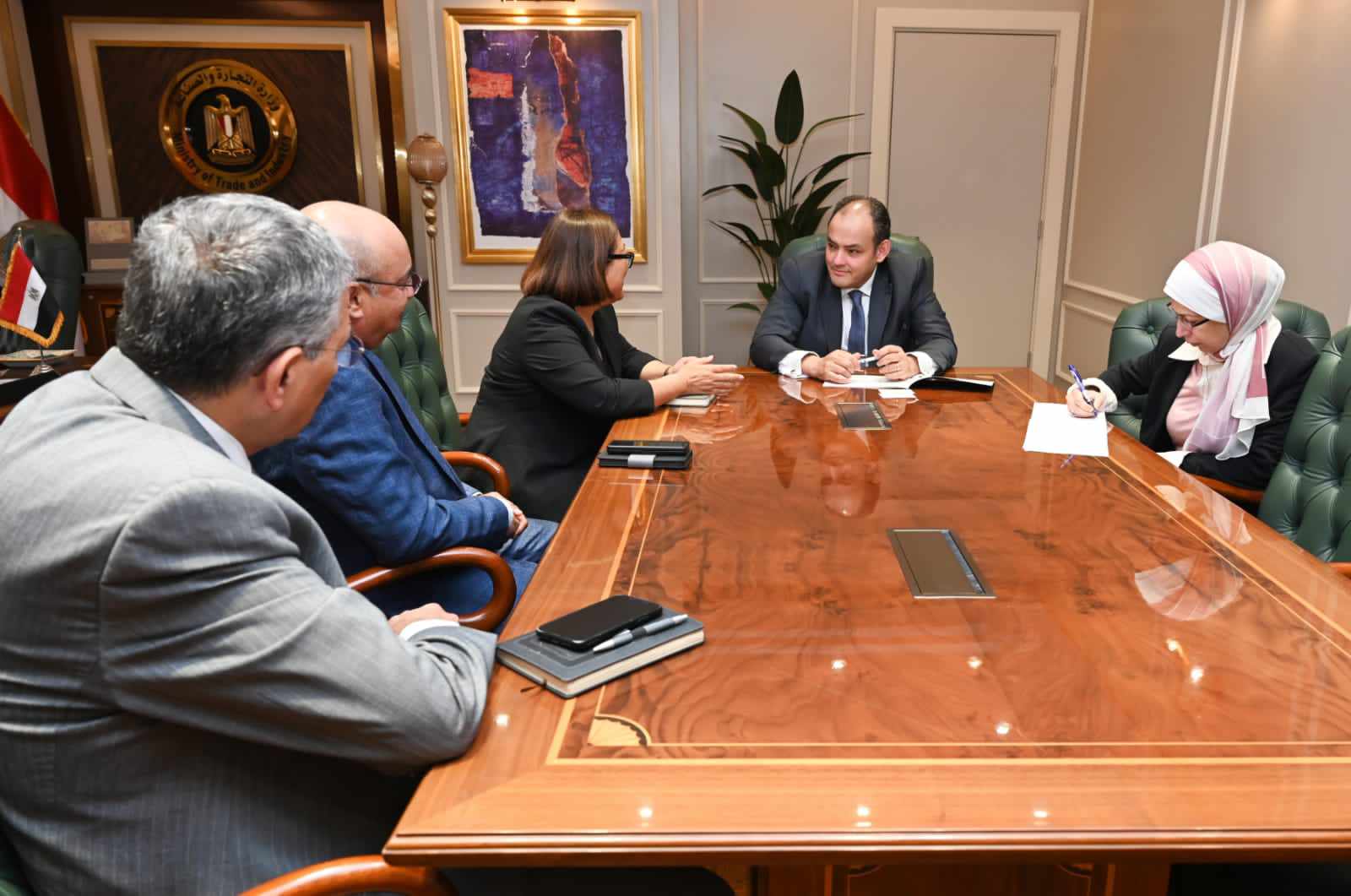 وزير الصناعة أحمد سمير مع مسؤولي جنرال موتورز