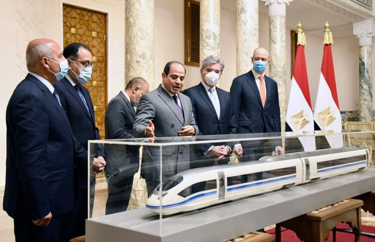الرئيس عبدالفتاح السيسي يتفقد مجسم القطار الكهربائي
