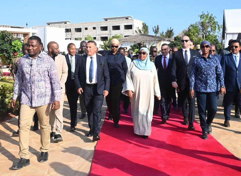 رئيس تنزانيا سامية صلوحو تفتتح فندق صن رايز