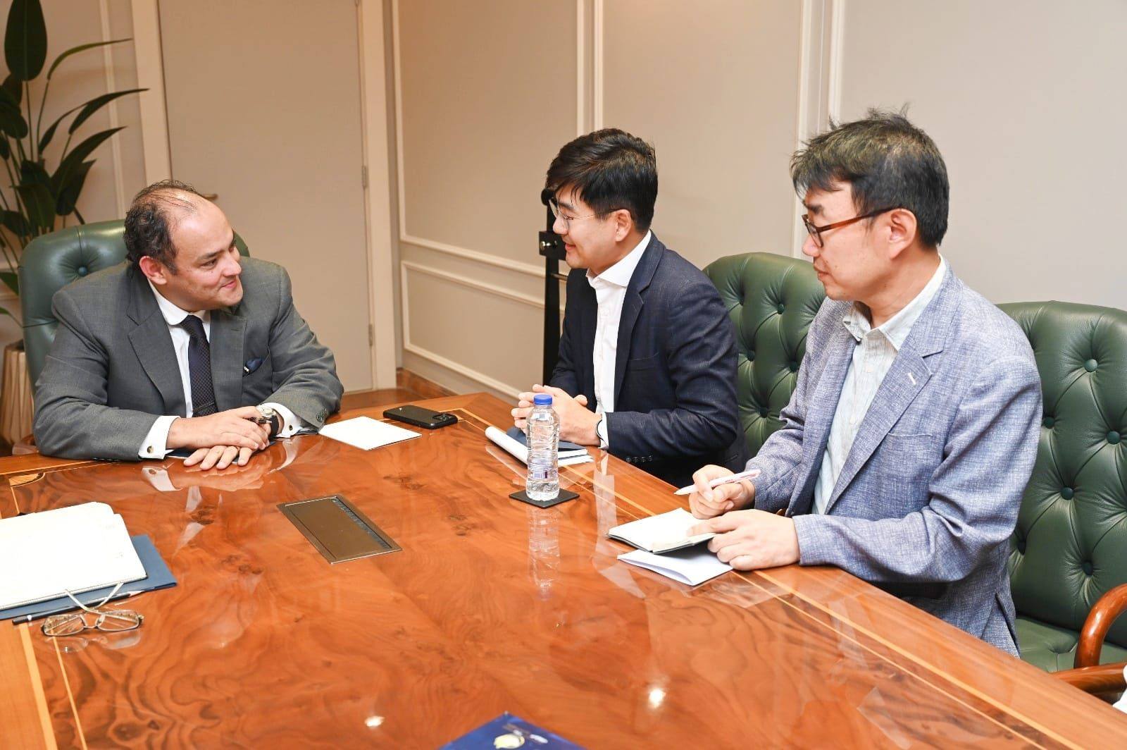 جون سو جونج رئيس مجلس إدارة شركة سامسونج مصر مع أحمد سمير وزير الصناعة والتجارة