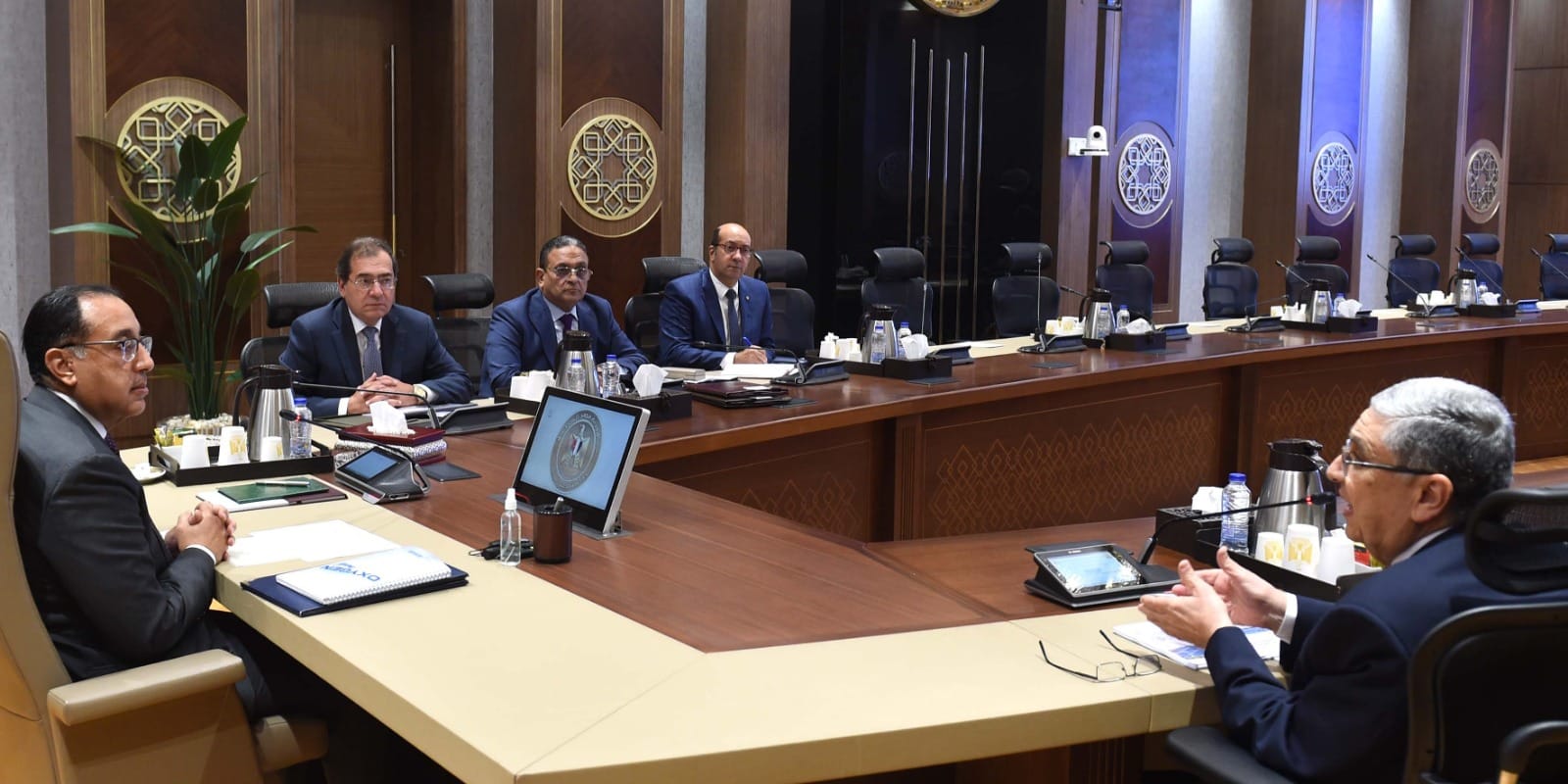وزير الكهرباء محمد شاكر في اجتماع وزاري
