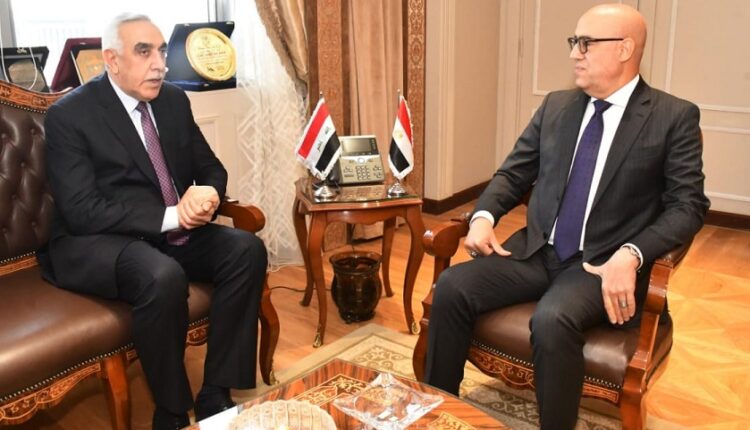 وزير الإسكان مع السفير العراقي