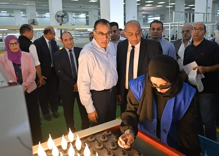 رئيس الوزراء يتفقد مصنع أفينا للصناعات الكهربائية