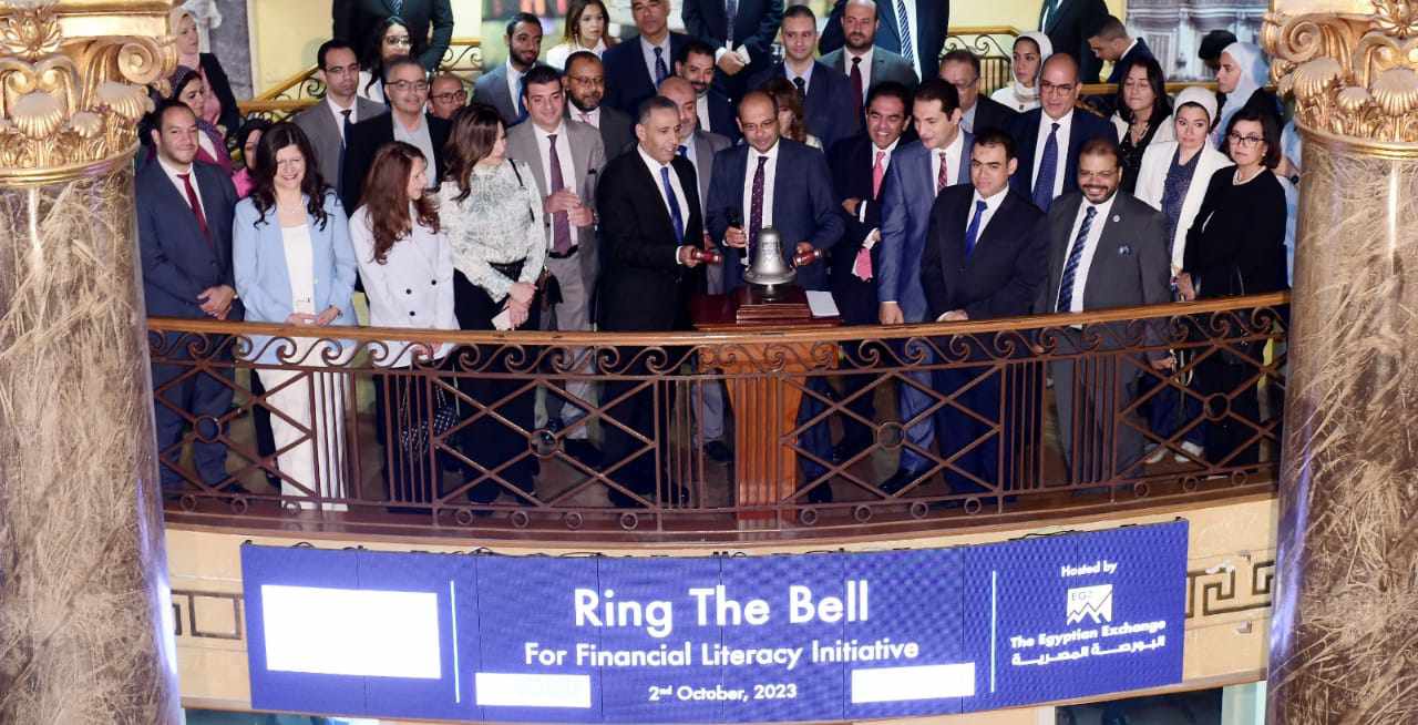 رئيس البورصة المصرية يفتتح جلسة التداول احتفالا بأسبوع المستثمر العالمي