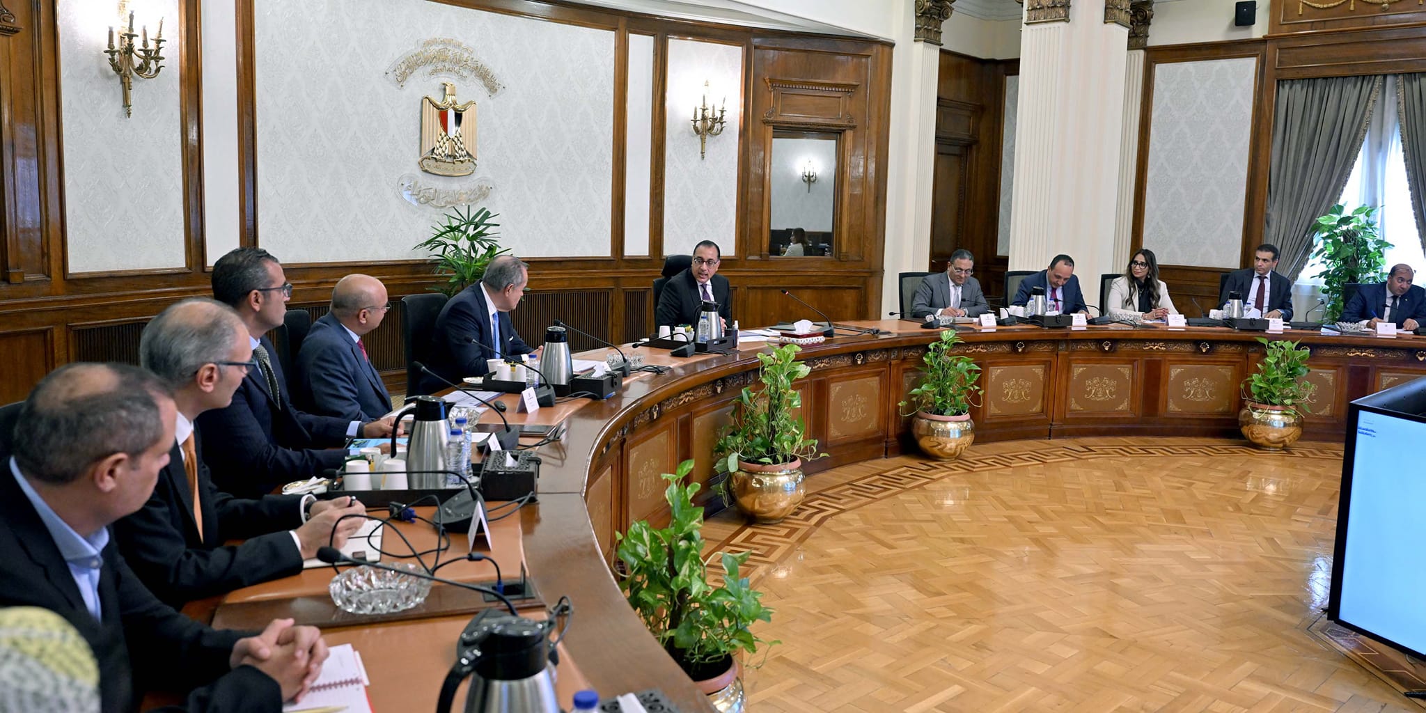رئيس الوزراء مصطفى مدبولي مع مسؤولي شركة المنصور للسيارات