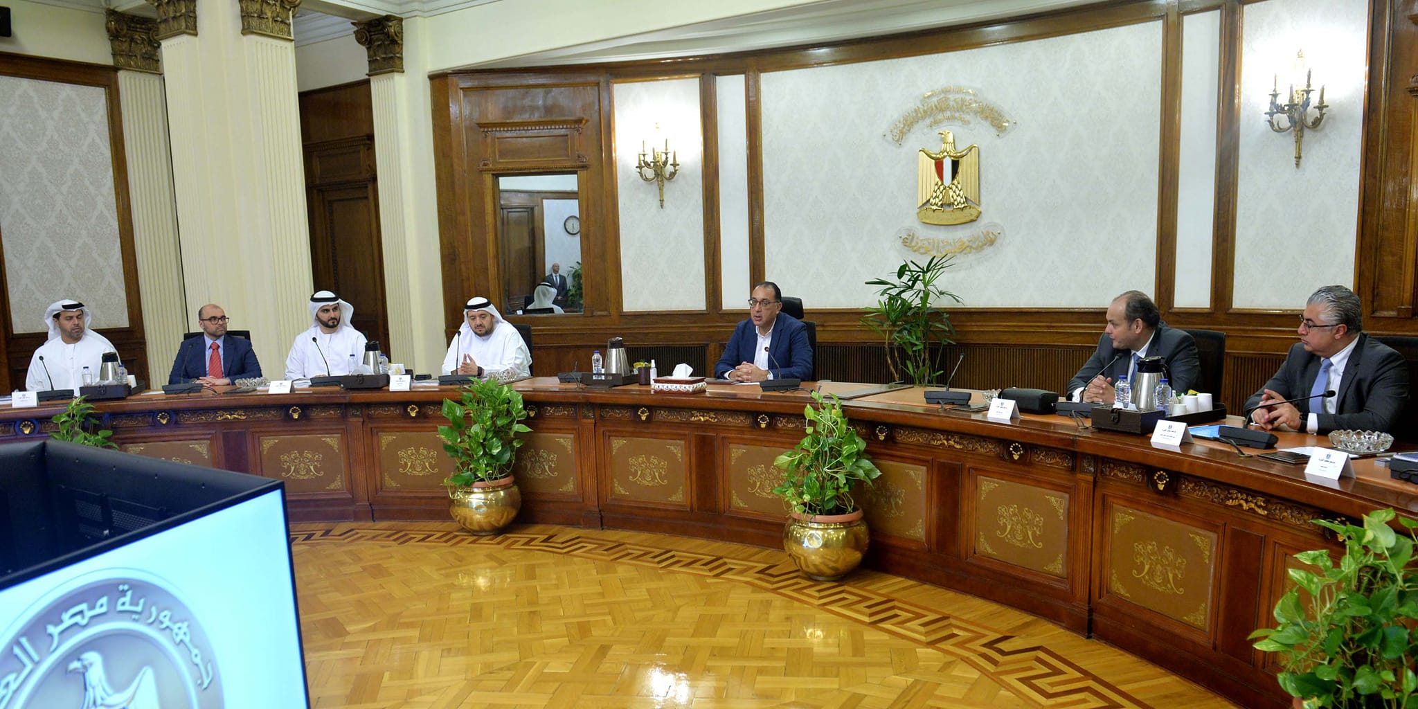 مصطفى مدبولي رئيس الوزراء مع وزير الاستثمار ومسئولين من دولة الإمارات