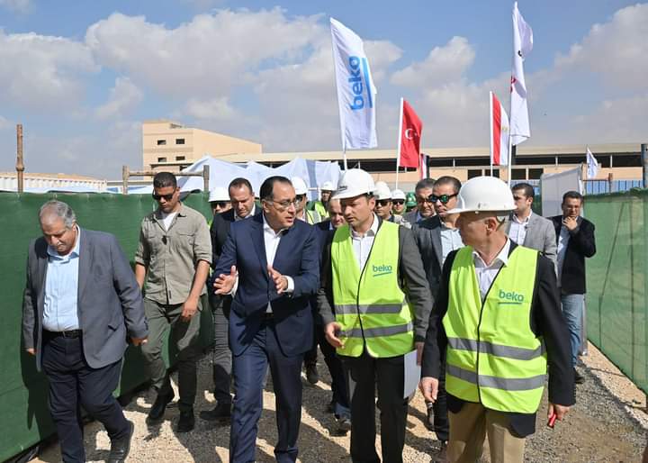 رئيس الوزراء يتفقد المراحل الإنشائية لمصنع بيكو مصر للأجهزة المنزلية