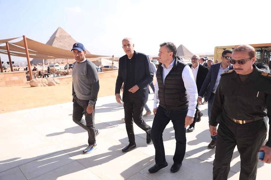 وزير السياحة أثناء تفقده أعمال تطوير منطقة الأهرامات