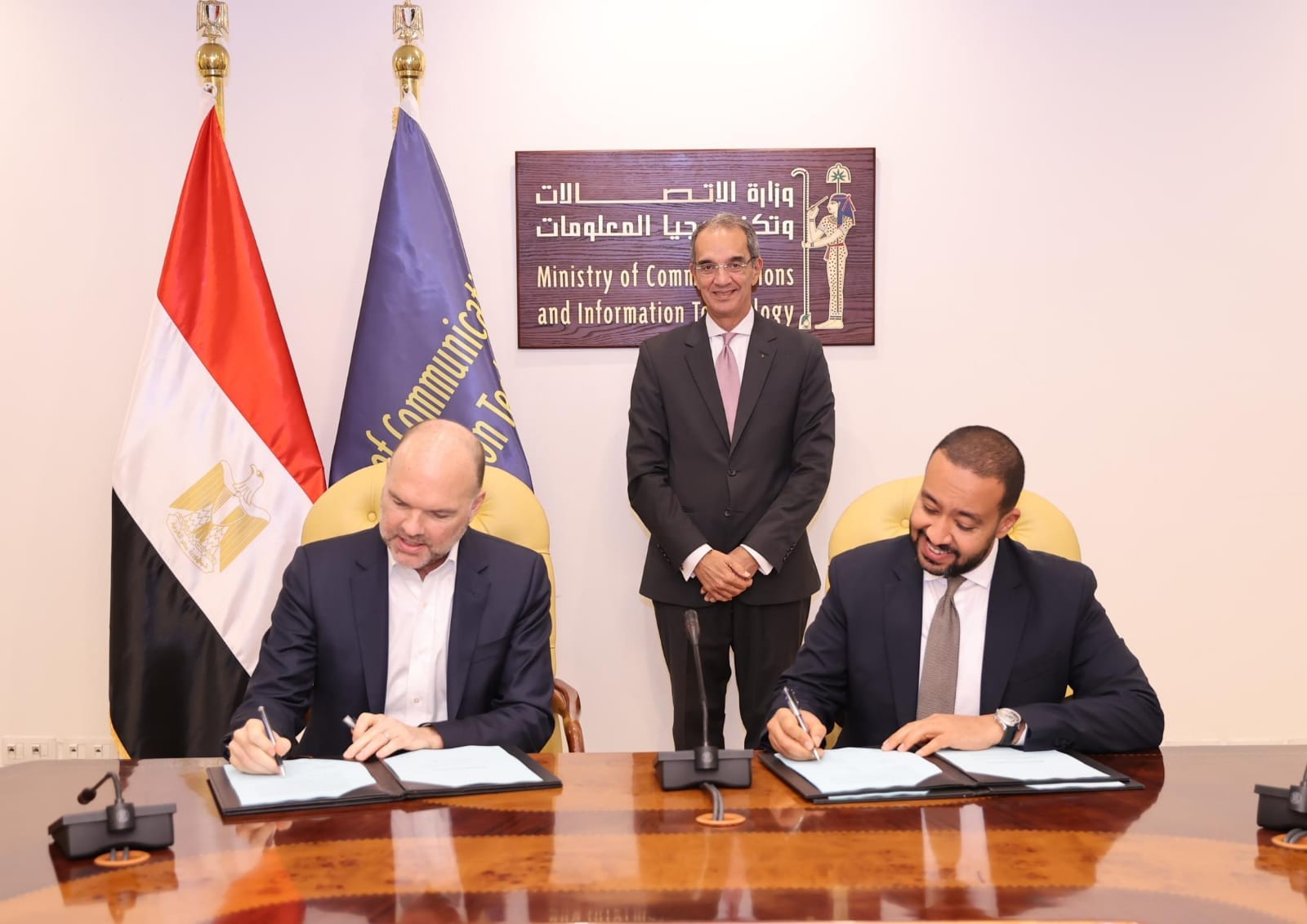 المصرية للاتصالات توقع اتفاقية تجارية مع شركة إكسا إنفراستركتشر