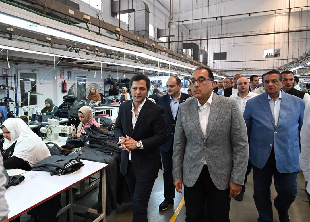 رئيس الوزراء يتفقد مصنع ملابس في بني سويف