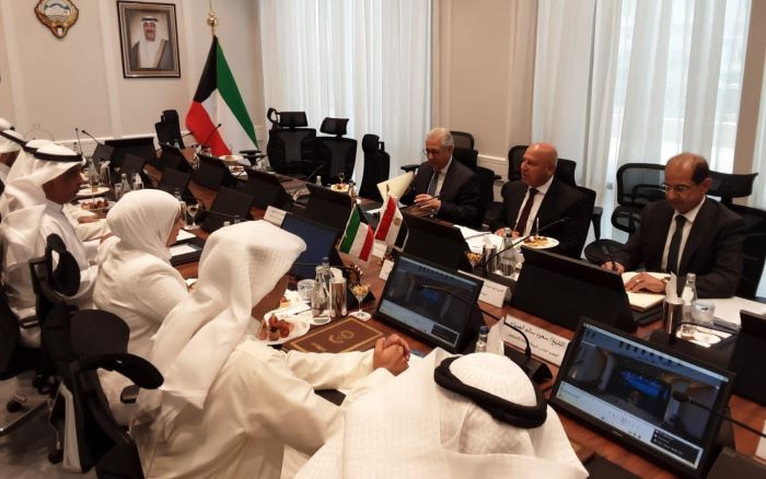 الفريق كامل الوزير وزير الصناعة والنقل خلال زيارته للكويت