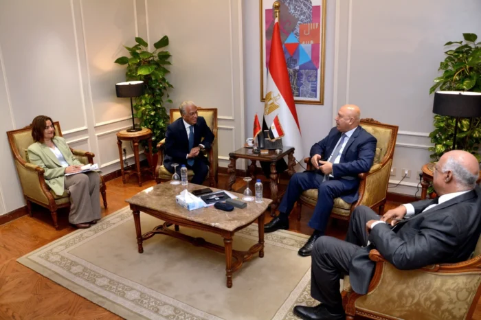 وزير الصناعة وسفير المغرب
