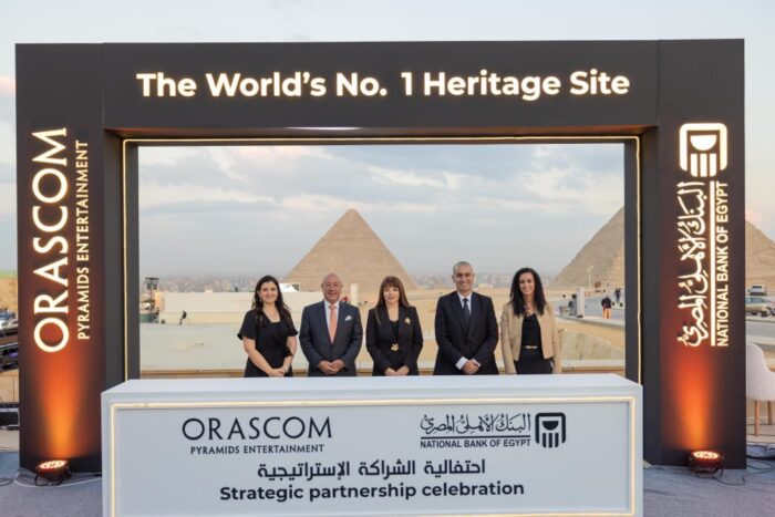 جانب من التوقيع